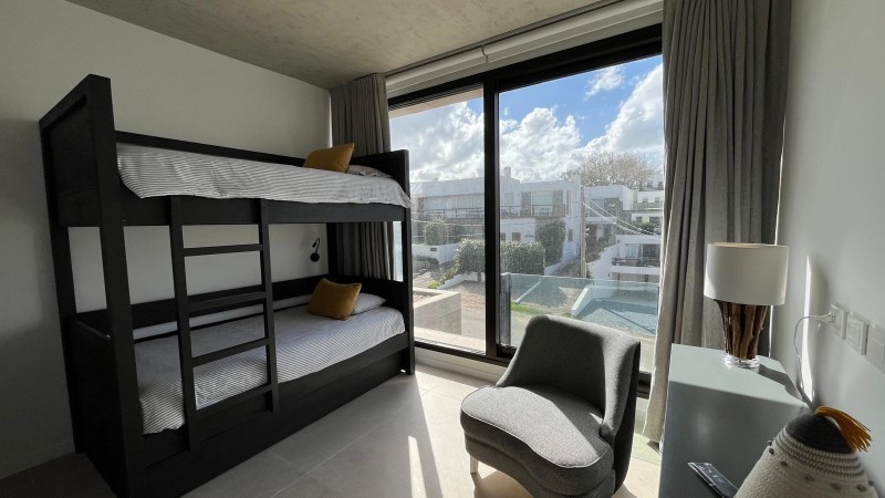 Departamento con tres suites en la Barra con vista al mar